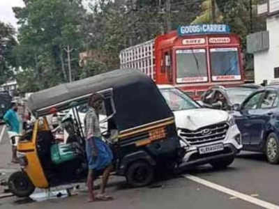 നവദമ്പതികൾ സഞ്ചരിച്ച കാർ നിയന്ത്രണം വിട്ട് അപകടത്തിൽപെട്ടു; അഞ്ച് പേർക്ക് പരിക്ക്