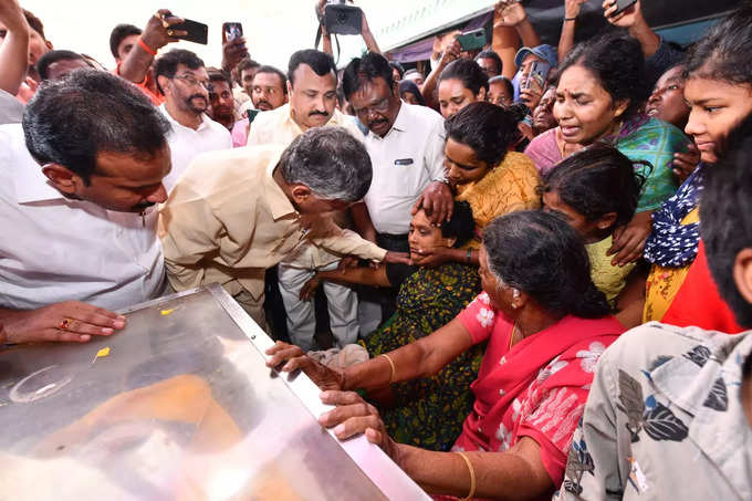 కందుకూరు మృతుల కుటుంబాలకు చంద్రబాబు పరామర్శ.. టీడీపీ నివాళి