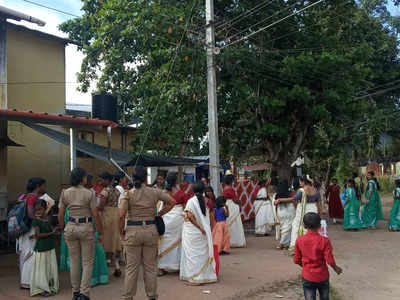 പഞ്ചായത്ത് ജീവനക്കാർ വിധി നിർണ്ണയിച്ചു, കുടുബശ്രീ വാർഷികത്തിൽ വാക്കേറ്റവും സംഘർഷവും