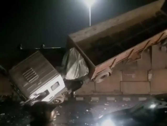Lorry fell down from top of National Highway Bata flyover in Faridabad, police on the spot