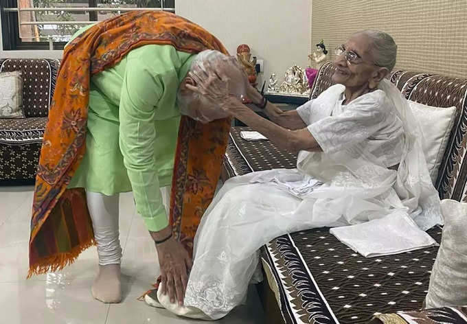 Pm-modi-with-his-mother