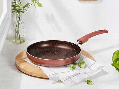 Induction Frying Pan पर कम तेल में भी बनेगा टेस्‍टी खाना, इन्हें क्लीन करना भी है आसान