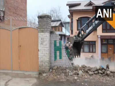 हिज्बुल कमांडर आमिर खान के घर पर चला बुलडोजर, अनंतनाग में प्रशासन की बड़ी कार्रवाई 