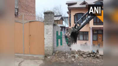 हिज्बुल कमांडर आमिर खान के घर पर चला बुलडोजर, अनंतनाग में प्रशासन की बड़ी कार्रवाई