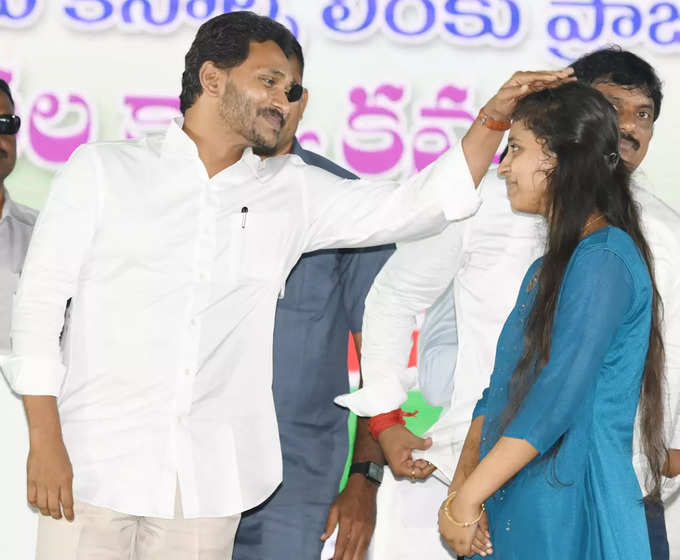 దటీజ్ సీఎం జగన్.. ఆ క్రేజ్ చూశారా