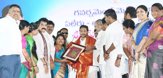 దటీజ్ సీఎం జగన్.. ఆ క్రేజ్ చూశారా