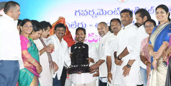 దటీజ్ సీఎం జగన్.. ఆ క్రేజ్ చూశారా