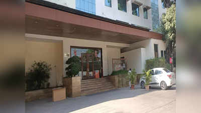 Indore: होटल के कमरे में सो रहा था दंपति, खिड़की से ताकझांक कर रहे थे कर्मचारी, पुलिस ने किया गिरफ्तार
