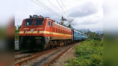 Madhepura News: बिहार में ट्रेन पर पथराव, सीट के नीचे छिपे यात्री और टीटीई