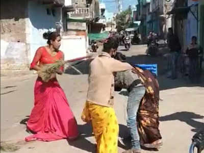 Sagar: किन्नरों ने सरेराह शराबी युवक को झाड़ू और जूते-चप्‍पल से पीटा, वीडियो वायरल