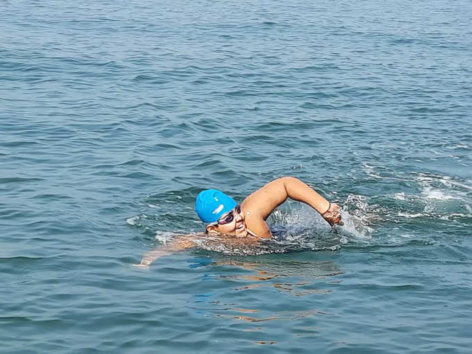 Jiya Rai 14 year girl swiming in arabian sea