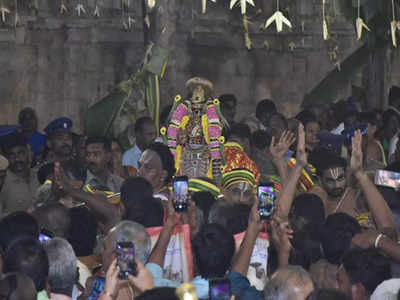 கோவிந்தா கோஷம் முழங்க ஸ்ரீரங்கத்தில் சொர்க்கவாசல் திறப்பு