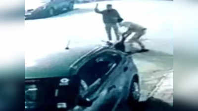 Surat News: बीच सड़क पर युवक को पीटने वाले दोनों पुलिसकर्मी हुए सस्पेंड, जानिए पूरा मामला