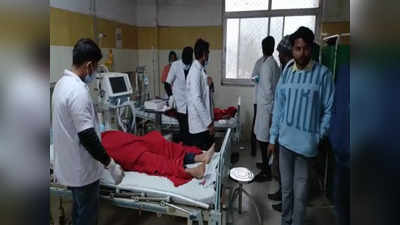 MBBS छात्र-छात्राओं को परीक्षा देने से रोका, 6 को लगा सदमा, अस्पताल में भर्ती, नाराज साथियों ने किया प्रदर्शन