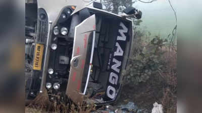 bus accident: सागर में कोहरे की कारण रीवा से इंदौर जा रही बस पलटी, 18 यात्री घायल