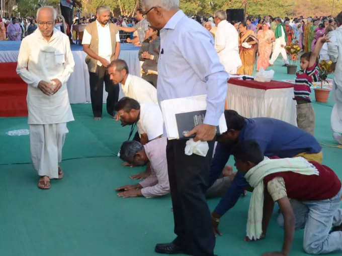 Siddeshwara swamiji moving after a program