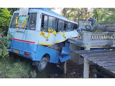 അയ്യപ്പ ഭക്തരുടെ മിനിബസ് വീടിന് മുകളിലേക്ക് പതിച്ച് 16 പേർക്ക് പരിക്ക്; ഒരാളുടെ നില ഗുരുതരം