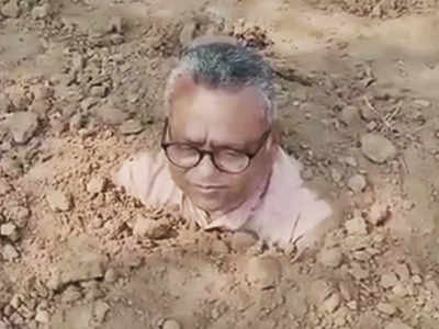 Maharashtra Farmer : সরকারি প্রকল্পের জমি মেলেনি, প্রতিবাদে নিজেকে কবর দিলেন কৃষক!