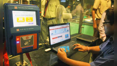 Delhi Metro: मेट्रो स्टेशन के बाहर बिक रहे हैं स्मार्ट कार्ड, DMRC का कर्मचारी सस्पेंड
