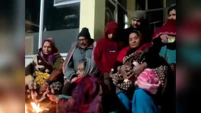 Uttarakhand: हमको ठंड में मरने के लिए छोड़ दिया...जोशीमठ में चौड़ी होती जा रही सड़कों की दरार, 5 परिवारों ने सड़क किनारे काटी रात