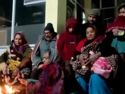 Uttarakhand: हमको ठंड में मरने के लिए छोड़ दिया...जोशीमठ में चौड़ी होती जा रही सड़कों की दरार, 5 परिवारों ने सड़क किनारे काटी रात