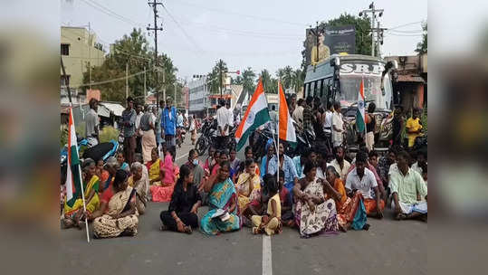 கழிப்பறைக்காக பறந்த தேசிய கொடி;                             ஊராட்சியை தோலுரித்த ஆர்ப்பாட்டம்!