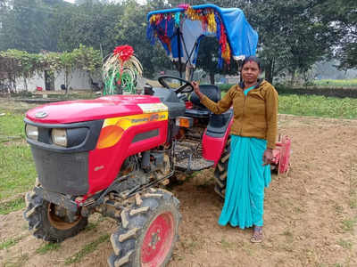 परंपरा तोड़ कर जब महिला ट्रैक्टर के साथ खेत में उतरी तो हुआ काफी विरोध... अब गांव वाले भी मांगते है सहयोग, बदल गई तकदीर