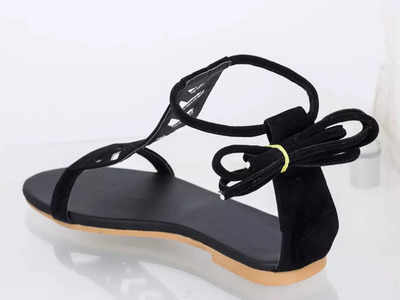 Flat Sandals हैं स्टाइलिश ब्लैक कलर में मौजूद, इनसे आपको मिलेगा फैशनेबल लुक