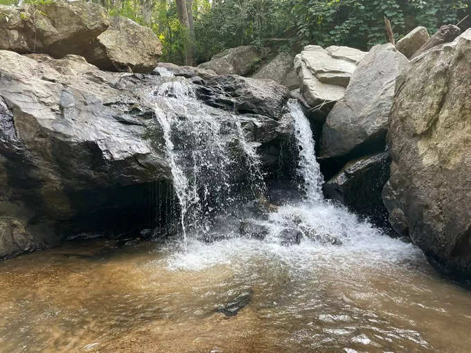 ​कई पहाड़ी झरने भी लोगों को करते है आकर्षित