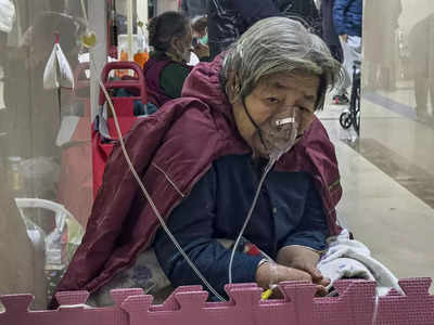 China Covid 19: चीन में कोरोना का कहर, बीजिंग में मरीजों के लिए कम पड़े अस्पताल, जमीन पर चल रहा इलाज