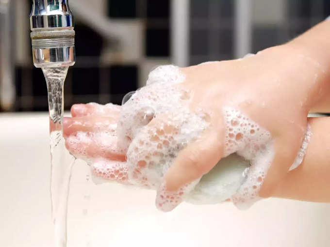 ​पानी प्रक्षालन- हाथों को पानी से धोएं