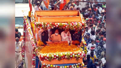 हमने इंडस्ट्री छीनी तो आपत्ति होगी... मुंबई में योगी आदित्यनाथ के रोड शो पर MVA का निशाना