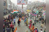 Bharat Jodo Yatra: हरियाणा में राहुल गांधी को देखने का क्रेज, कोई खंभे पर चढ़ा तो कोई घर की छत पर, देखें Photos