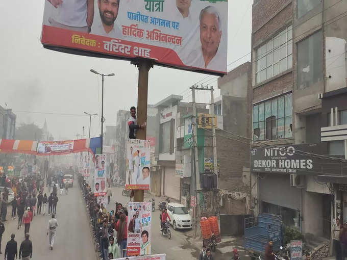 राहुल गांधी की एक झलक पाने के लिए खंभे पर चढ़े युवा