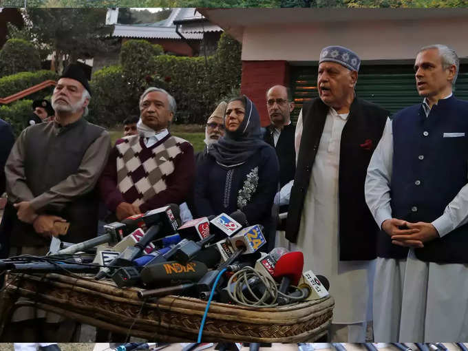 कश्मीर में गुपकार गठबंधन की एक बैठक के दौरान महबूबा और अन्य नेता