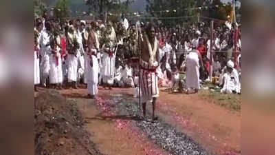 நீலகிரியில் ஹெத்தை அம்மன் திருவிழா கோலாகலம்; பக்தி பரவசத்துடன் பூ குண்டம் இறங்கி படுக மக்கள் வழிபாடு!