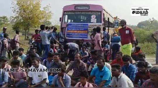 குண்டும் குழியுமாக உள்ள தார்ச்சாலை;  பள்ளி மாணவர்கள் மற்றும் பொதுமக்கள் போராட்டம்!