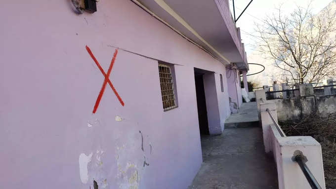 जोशीमठ के घरों के बाहर लगे क्रॉस के निशान