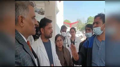 Jhansi News: ठोको न यार, हमारी सिक्योरिटी अभी ठोकने को तैयार है... ये बोल झांसी मेडिकल कॉलेज प्राचार्य के हैं