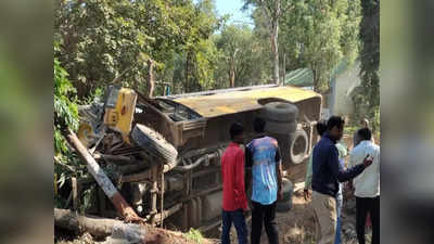 Nashik Bus Accident : देवदर्शनावरुन परतत असताना नियंत्रण सुटल्याने भाविकांच्या बसचा अपघात; १३ जण जखमी