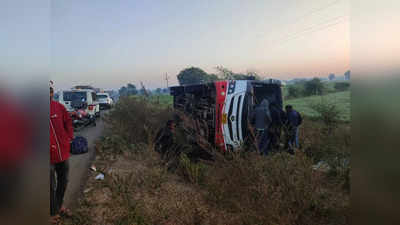 हिंगोलीः ३० जणांना घेऊन जाणारी बस उलटली; प्रवासी साखर झोपेत असताना अपघात