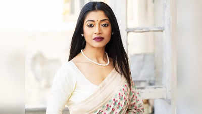 Paoli Dam: সাদা শাড়ি পরে যেন অপরূপা পাওলি দাম, কাজল কালো চোখে মন হারালেন সবাই