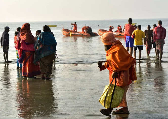 হাড় কাঁপানো ঠান্ডায় জলে ডুব...