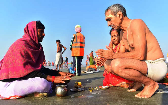 পুন্যের খোঁজে গঙ্গাসাগর