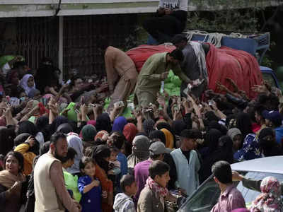 Pakistan crisis: पाकिस्‍तान में आटे के लिए जंग, 160 रुपये किलो बिक रहा आटा, मारपीट कर रही भूखी जनता, क्‍यों आई यह नौबत?