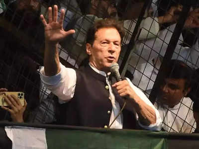 Imran Khan Pakistan: पाकिस्‍तान के पूर्व पीएम इमरान खान की मुश्किलें बढ़ी, चुनाव आयोग ने जारी किया गिरफ्तारी वारंट