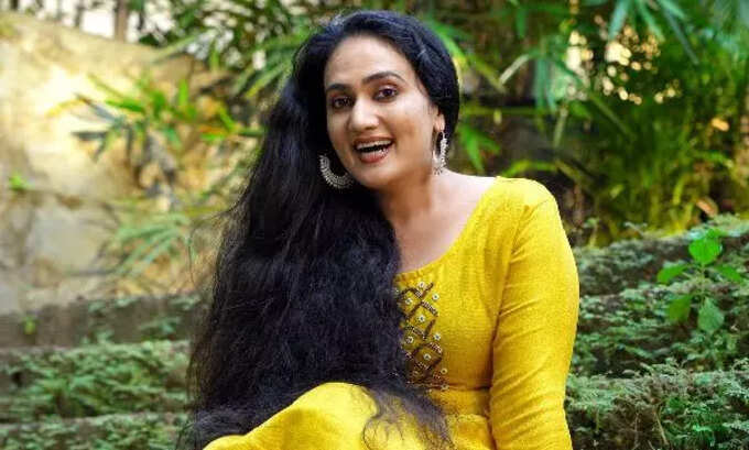 ദർശനയെ ആദ്യം പരിചയപ്പെടുന്നത്.