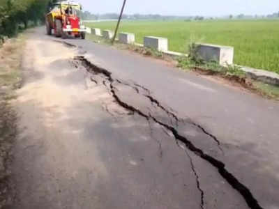 இரண்டாக பிளந்த சாலை - சீர்காழி அருகே அதிர்ச்சி சம்பவம்