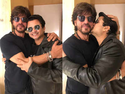 SRK With Fan: रात के 2 बजे कमरे में बुलाया, गले से लगाया, सच्चा है फैंस के लिए किंग खान का प्यार