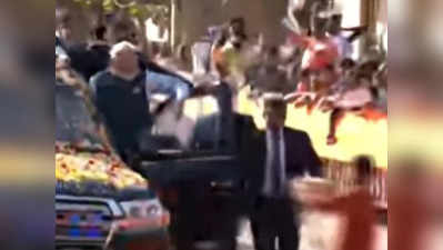 Narendra Modi Road Show: कर्नाटक में नरेंद्र मोदी की सुरक्षा में सेंध, प्रधानमंत्री के पास माला लेकर पहुंचा युवक